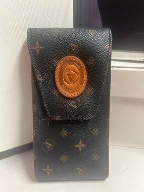 ValleVerde Made in Italy Leather Patterned Phone Holster with Tan Emblem